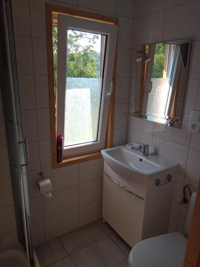 Domek W Bieszczadzkim Sadzie Bobrka Esterno foto